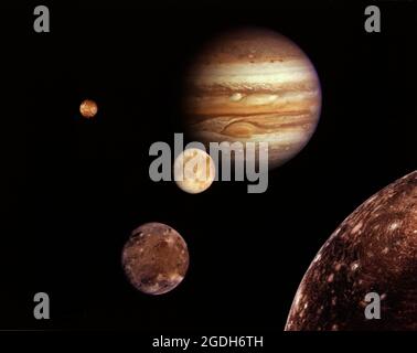 Eine Fotomontage mit Fotos von Voyager 1, die Jupiter und seine planetengroßen Monde (galileische Satelliten genannt) zeigen. Sie sind IO (oben links), Europa (Mitte), Ganymede (unten links) und Callisto (unten rechts). Stockfoto