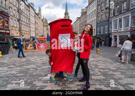 Edinburgh, Schottland, Großbritannien. August 2021. Darsteller der UCL Graters Theatergruppe werben heute auf der Royal Mile für ihre Post Office-Show Post Humor. Iain Masterton/Alamy Live Nachrichten. Stockfoto