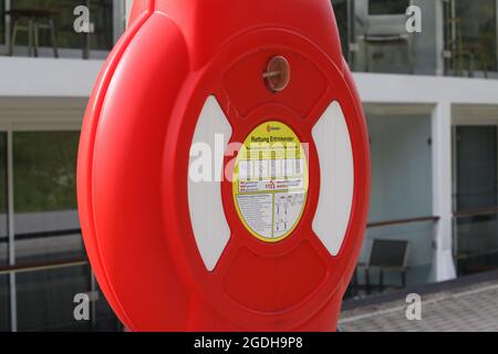 Rote Rettungsboje/ Rettungsgürtel vor dem Kreuzschiff Viking Tir mit deutscher Schrift, Nürnberg, Bayern, Deutschland Stockfoto