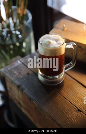 Kaffeecocktail mit Kaffeebohne und Rosmarin auf der Oberseite mit Holzhintergrund Stockfoto