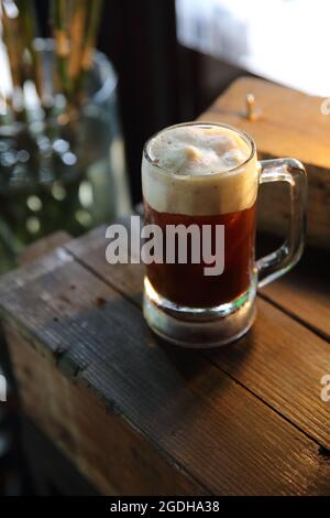 Kaffeecocktail mit Kaffeebohne und Rosmarin auf der Oberseite mit Holzhintergrund Stockfoto