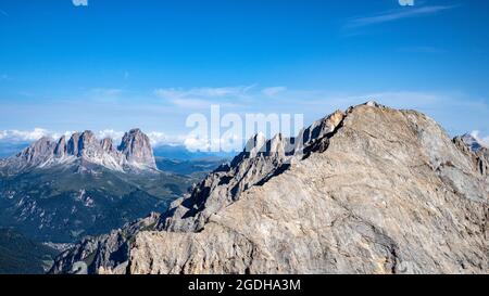 Dolomiten aus meiner Perspektive. Eine fantastische Aussicht auf den Monte Civetta, Pale di San Martino, Sassopiatto und Langkofel. Stockfoto
