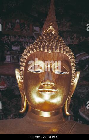 Thailand. Bangkok. Wat Suthat Thepwararam. Goldene Buddha-Statue. Nahaufnahme des Kopfes. Stockfoto