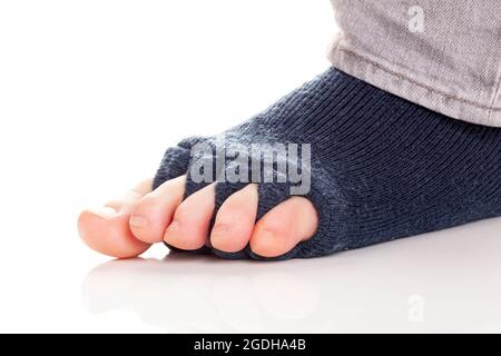 Bunion, Hallux valgus. Separator Socken auf weißem Hintergrund. Stockfoto