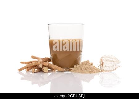 Aswagandha trinken, Wurzel und Pulver isoliert auf weißem Hintergrund. Withania somnifera. Alternative Medizin, Adaptogen. Stockfoto