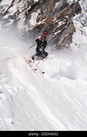 Junger Mann Schnee Skifahren. Stockfoto