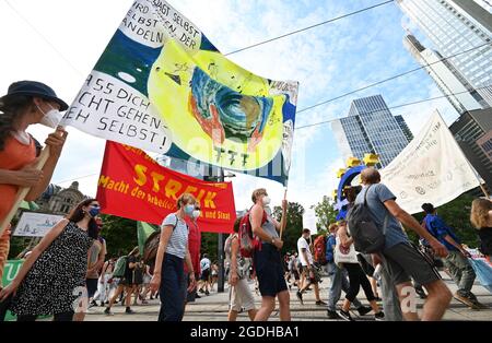 Frankfurt, Deutschland. August 2021. 13. August 2021, Hessen, Frankfurt/Main: Demonstranten marschieren im Rahmen des zentralen Klimastreiks "Fridays for Future" durch das Bankenviertel. Foto: Arne Dedert/dpa Kredit: dpa picture Alliance/Alamy Live News Stockfoto