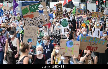 Frankfurt, Deutschland. August 2021. 13. August 2021, Hessen, Frankfurt/Main: Zahlreiche Demonstranten marschieren freitags in einem Demonstrationszug durch das Bankenviertel für den künftigen zentralen Klimastreik. Foto: Arne Dedert/dpa Kredit: dpa picture Alliance/Alamy Live News Stockfoto