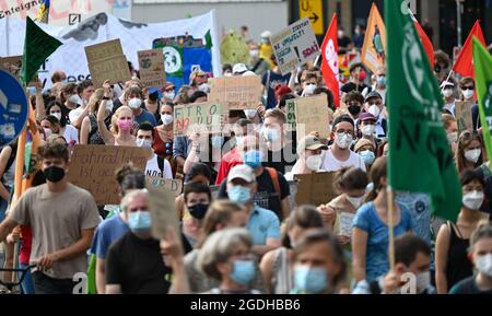 Frankfurt, Deutschland. August 2021. 13. August 2021, Hessen, Frankfurt/Main: Zahlreiche Demonstranten marschieren freitags in einem Demonstrationszug durch das Bankenviertel für den künftigen zentralen Klimastreik. Foto: Arne Dedert/dpa Kredit: dpa picture Alliance/Alamy Live News Stockfoto