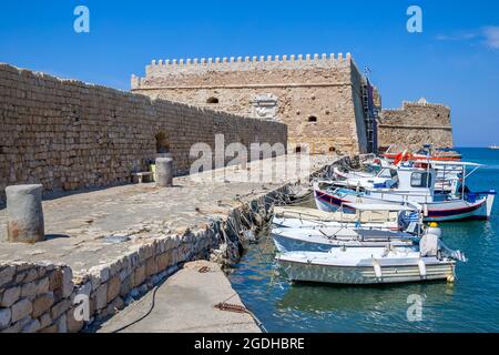 Fischerboote im venezianischen Hafen von Heraklion, Kreta, Griechenland Stockfoto