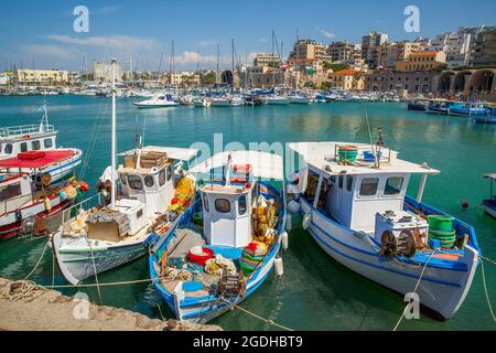 Fischerboote im venezianischen Hafen von Heraklion, Kreta, Griechenland Stockfoto