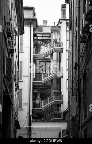 Hintere Treppe. Schwarz-Weiß-Stadtfotografie. Bologna, Italien Stockfoto