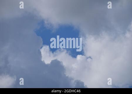 Flauschige weiße Wolken am blauen Himmel Stockfoto