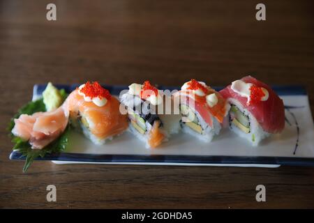 Mischen Sie Sushi-Rollen mit Thunfisch Lachs Shrimp Sushi Maki , japanisches Essen Stockfoto