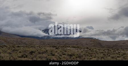 Schneebedeckte Sawtooth Mountains in Idaho mit Schnee bedeckt mit dramatischen Wolken. Stockfoto