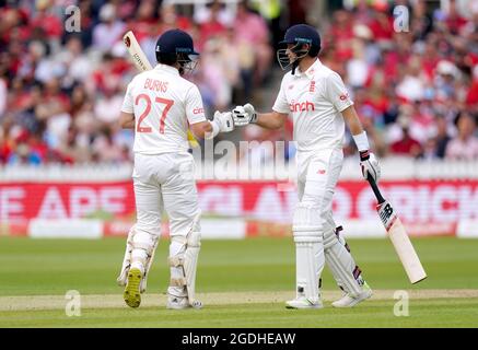 Englands Rory Burns (links) und Joe Root am zweiten Tag des zweiten Testmatches in Lord's, London. Bilddatum: Freitag, 13. August 2021. Stockfoto