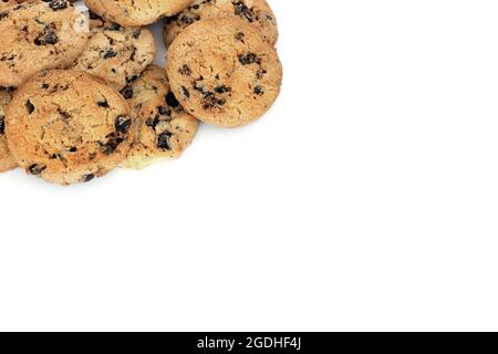 Shortbread-Kekse mit Tropfen Schokolade auf weißem Hintergrund. Kekse Stockfoto