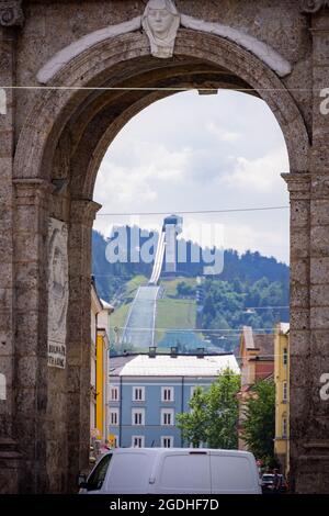 Bergisel-Schanze - Blick durch den Triumphbogen in Innsbruck - INNSBRUCK, ÖSTERREICH, EUROPA - 29. JULI 2021 Stockfoto