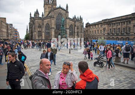 Royal Mile, Edinburgh, Schottland, Großbritannien. August 2021. Zu Beginn der zweiten Woche des Edinburgh Fringe Festivals duscht das Wetter und 18 Grad in der Hauptstadt. Quelle: Arch White/Alamy Live News. Stockfoto