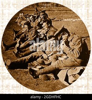 Britische Soldaten des Ersten Weltkriegs essen hinter den Kulissen ihr Mittagessen. Stockfoto