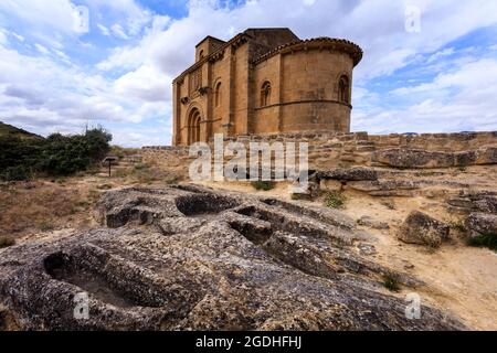 Die romanische Einsiedelei unserer Lieben Frau von la Piscina, wo in San Vicente de la Sonsierra eine Nekroispolis entdeckt wurde. La Rija. Spanien. Stockfoto