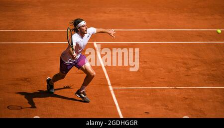 Stefanos Tsitsipas trifft einen Vorhand-Volley während des Halbfinales von Roland Garros (French Open), Grand Slam Tennisturnier am 11. Juni 2021. Stockfoto