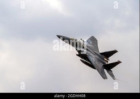 Ein dem 494th Fighter Squadron zugewiesener F-15E Eagle führt vor der Landung bei der Royal Air Force Lakenheath, England, am 27. Juli 2021 Manöver durch. Der Liberty Wing führt routinemäßige Schulungen durch, um die Kampfbereitschaft aufrechtzuerhalten und die nationalen Interessen der USA und die kollektive Verteidigung von Verbündeten und Partnern zu wahren. (USA Foto der Luftwaffe von Staff Sgt. Jeremy McGuffin) Stockfoto