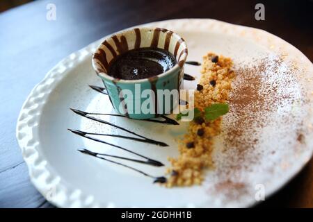 Schokolade Lava Kuchen auf Holz Hintergrund Stockfoto