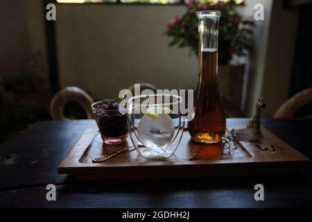 Beeren Tee mit Eiskugel auf Holz Hintergrund Stockfoto