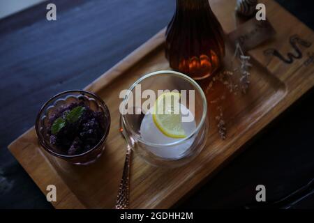 Beeren Tee mit Eiskugel auf Holz Hintergrund Stockfoto