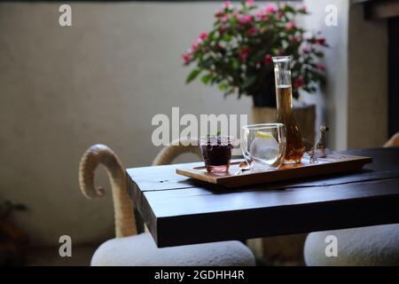 Beeren Tee mit Eiskugel auf Holz Hintergrund Stockfoto