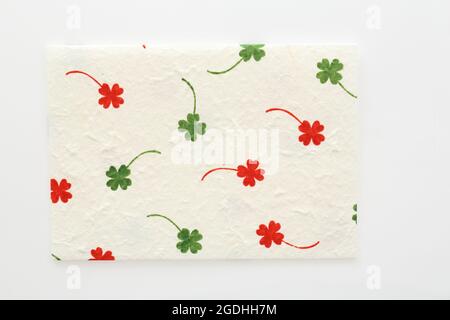Kleeblatt auf Mulberry Papier Textur Hintergrund Stockfoto