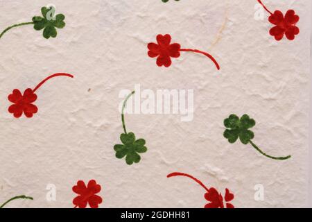 Kleeblatt auf Mulberry Papier Textur Hintergrund Stockfoto