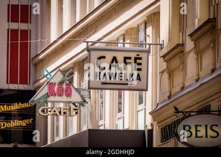 Altes Cafe Hawelka in der Stadt Wien - WIEN, ÖSTERREICH, EUROPA - 1. AUGUST 2021 Stockfoto