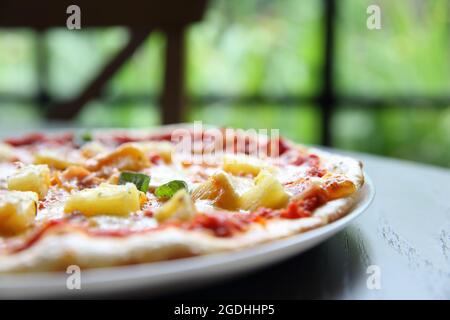 Hawaii Pizza, Pizza mit Schinken Ananaskäse auf Holz Hintergrund Stockfoto