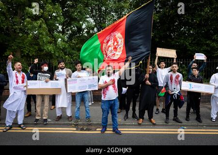 Manchester, Großbritannien. August 2021. Unterstützer Afghanistans versammeln sich vor dem Generalkonsulat Pakistans. Die Demonstranten wollen, dass die internationalen Führer Druck auf die pakistanische Regierung ausüben, sodass sie aufhören, die Taliban zu unterstützen. Dies geschieht, nachdem die Taliban ihre Provinzhauptstadt aus dem Jahr 14 erobert haben und sich Kabul immer näher nähern. Kredit: Andy Barton/Alamy Live Nachrichten Stockfoto