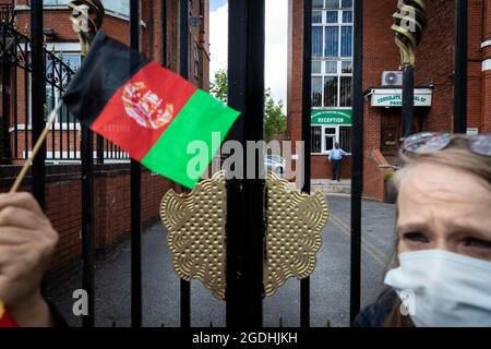 Manchester, Großbritannien. August 2021. Unterstützer Afghanistans versammeln sich vor dem Generalkonsulat Pakistans. Die Demonstranten wollen, dass die internationalen Führer Druck auf die pakistanische Regierung ausüben, sodass sie aufhören, die Taliban zu unterstützen. Dies geschieht, nachdem die Taliban ihre Provinzhauptstadt aus dem Jahr 14 erobert haben und sich Kabul immer näher nähern. Kredit: Andy Barton/Alamy Live Nachrichten Stockfoto