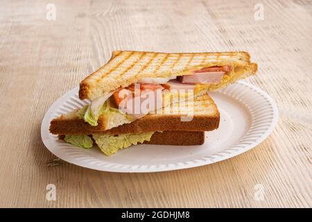 Zwei Sandwiches auf dem Tisch auf der Terrasse aus nächster Nähe Stockfoto