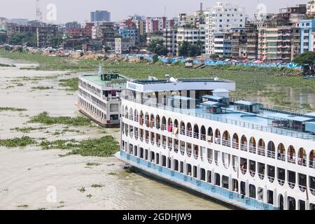 Lokale Passagierfähre, die zum Hafen am Dhaka Fluss zurückkehrt. Die Fähre ist ein sehr wichtiges Kommunikationsmittel mit dem südlichen Teil von Bangladesch Stockfoto