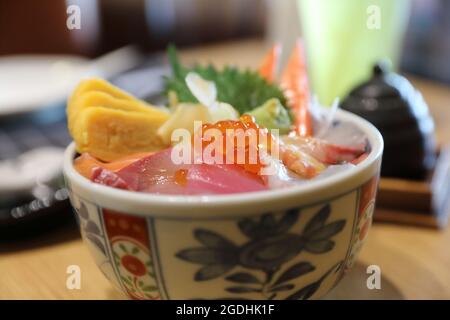 Kaisendon Sushi don auf Reis mit Holz Hintergrund Stockfoto