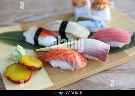 Sushi-Set Nigiri und Sushi-Rollen auf Holz Hintergrund Stockfoto