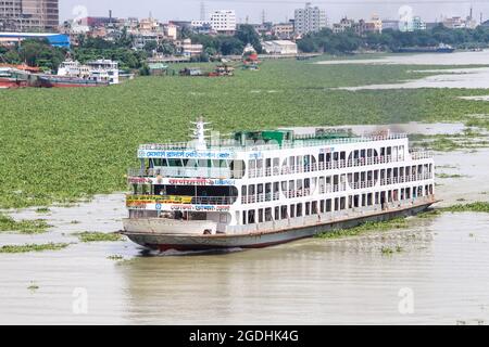 Lokale Passagierfähre, die zum Hafen am Dhaka Fluss zurückkehrt. Die Fähre ist ein sehr wichtiges Kommunikationsmittel mit dem südlichen Teil von Bangladesch Stockfoto