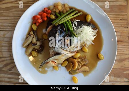 Lachskopf-Tari-Yaki-Sauce mit frischem Gemüse auf Holzhintergrund Stockfoto