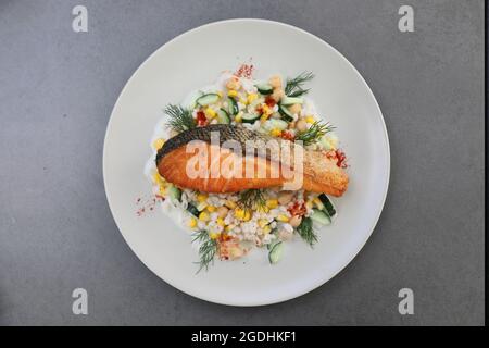 Gebackener Lachs mit Bohne Job's Tears Salat Stockfoto