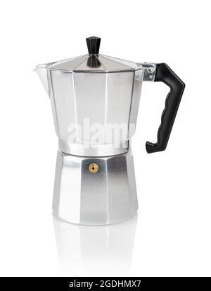 Geyser Kaffeemaschine isoliert auf weißem Hintergrund. Traditioneller italienischer Mokakatopf zum Brauen eines starken dunklen Espresso. Nahaufnahme einer Kaffeekocher aus Metall mit Geysir. Stockfoto