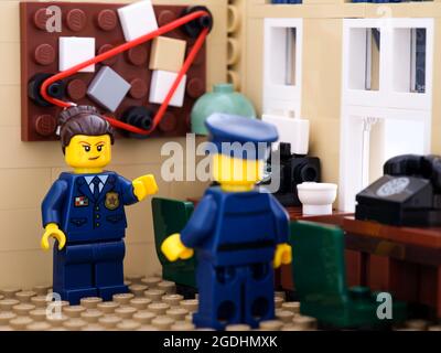 Tambow, Russische Föderation - 02. August 2021 zwei Lego-Polizisten, die auf ihrer Polizeistation standen und ein Verbrechen duscussing Stockfoto