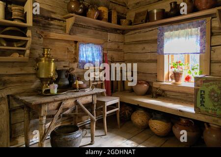 Interieur der russischen Holzhütte, die traditionelle Heimat eines russischen Bauerns. Susdal, Russland Stockfoto