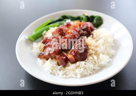 Rotes bbq Schweinefleisch mit Reis Stockfoto