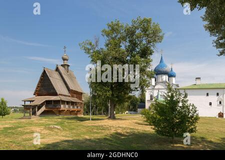 Die Holzkirche St. Nikolaus und die Kathedrale der Jungfrau Maria im Susdaler kreml. Susdal, Russland Stockfoto