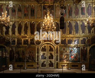 Ikonostase im Inneren der Kathedrale der Geburt der Jungfrau Maria. Susdal, Russland Stockfoto